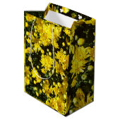 Een veelheid van gele mama's medium cadeauzakje (Achterkant Gekanteld)