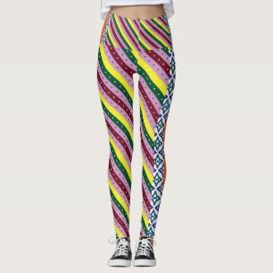 Een veelkleurig gestreept patroon met stippen leggings