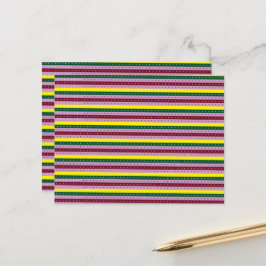 Een veelkleurige gestreepte achtergrond met stippe briefkaart