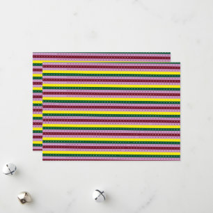 Een veelkleurige gestreepte achtergrond met stippe feestdagenkaart