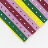 Een veelkleurige gestreepte achtergrond met stippe fleece deken (Hoek)