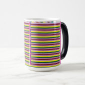 Een veelkleurige gestreepte achtergrond met stippe magische mok (Voorkant rechts)