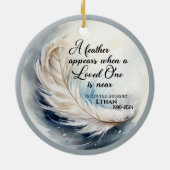 Een veertje verschijnt in het geheugen keramisch ornament (Achterkant)