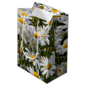 Een veld van Oxeye Daisies Medium Cadeauzakje (Voorkant Gekanteld)