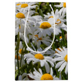 Een veld van Oxeye Daisies Medium Cadeauzakje (Voorkant)