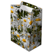 Een veld van Oxeye Daisies Medium Cadeauzakje (Achterkant Gekanteld)