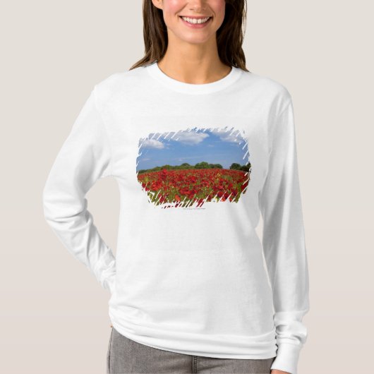 Een veld vol rode bloemen t-shirt (Voorkant)