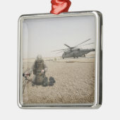 Een veldradiooperator metalen ornament (Links)