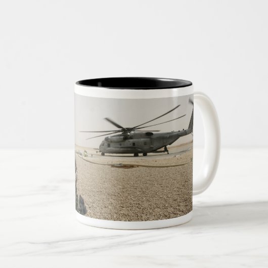 Een veldradiooperator tweekleurige koffiemok (Voorkant rechts)