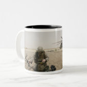 Een veldradiooperator tweekleurige koffiemok (Voorkant links)