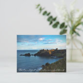 Een ver weg uitzicht van het magische Dunnottar-ka Briefkaart (Staand voorkant)