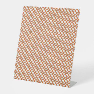 Een verbluffend zwart wit geometrisch patroon ontw reclamebord met voetstuk