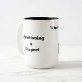 Een verdachte ondervragen - Humoreuze koffie-Mok Tweekleurige Koffiemok (Voorkant links)