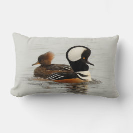 Een vergadering van de Gedekte Merganser Ducks bij Kussen