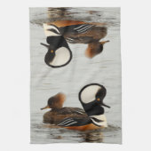 Een vergadering van de Gedekte Merganser Ducks bij Theedoek (Verticaal)