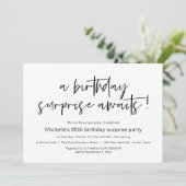 Een verjaardagsverrassing wacht op feest kaart (Staand voorkant)