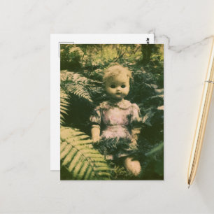 Een verlaten griezelige pop in het bos briefkaart