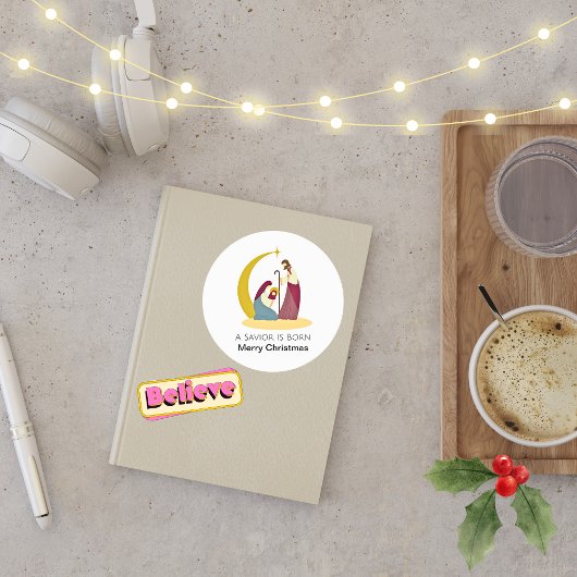 Een verlosser wordt geboren als vrolijk kerstfeest ronde sticker