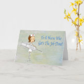 Een verpleegster die het werk gedaan Kaart krijgt (Gele Bloem)