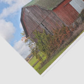 Een verweerde rode schuur met een Twin Tree Tissuepapier (Detail)