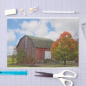 Een verweerde rode schuur met een Twin Tree Tissuepapier (Craft)