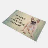 Een verwende Franse buldog woont hier Deurmat (Schuin)