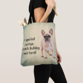Een verwende Franse buldog woont hier Tote Bag (Dichtbij)