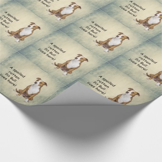 Een verwende rotte pitbull leeft hier cadeaupapier (Hoek)