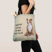Een verwende rotte pitbull leeft hier tote bag (Dichtbij)