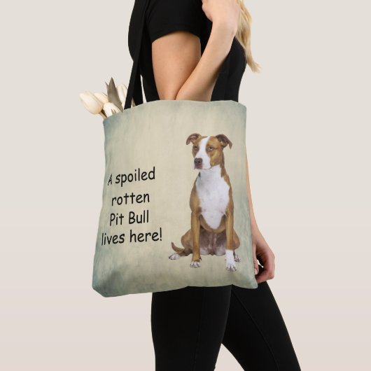 Een verwende rotte pitbull leeft hier tote bag (Dichtbij)