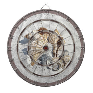 Een verzameling schelpen op een zanddartbord dartbord
