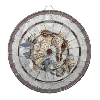 Een verzameling schelpen op een zanddartbord dartbord