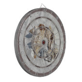 Een verzameling schelpen op een zanddartbord dartbord (Voorkant Links)