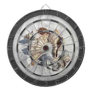 Een verzameling schelpen op zand dartbord
