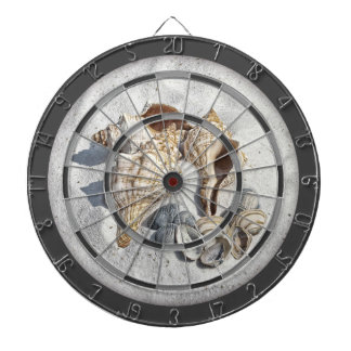 Een verzameling schelpen op zand dartbord