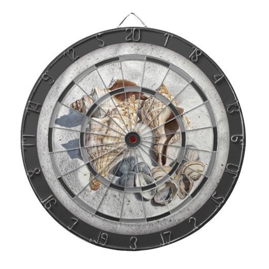 Een verzameling schelpen op zand dartbord (Voorkant)