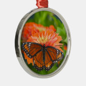Een Viceroy Butterfly op Oranje Zinnias Metalen Ornament (Rechts)