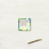Een Viceroy-vlinder op een gele Japanse lis Post-it® Notes (Op bureau)