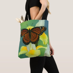 Een Viceroy-vlinder op een gele Japanse lis Tote Bag