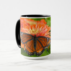 Een Viceroy-vlinder op oranje zinnias Mok