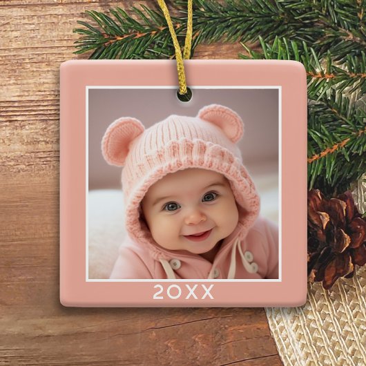 Een vierkante foto plus jaar - minimale koraalroze keramisch ornament