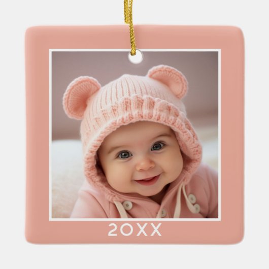 Een vierkante foto plus jaar - minimale koraalroze keramisch ornament (Voorkant)