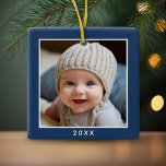 Eén vierkante foto plus jaar - minimale marinegren keramisch ornament<br><div class="desc">Voeg één afbeelding toe aan dit schattige vakantiedecor - perfect voor de kinderen. Een eenvoudige en moderne foto om een gedenkwaardig ornament voor je boom te maken. Een moderne minimale doopvont voor het jaar met een plaats om 1 vierkante foto te uploaden.</div>