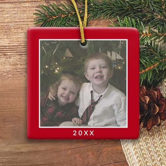 Eén vierkante foto plus jaar - minimale rode grens keramisch ornament