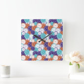 Een vierkante wandklok met overlappende wijzerplat (Huis)