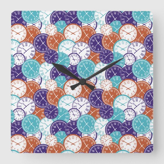 Een vierkante wandklok met overlappende wijzerplat (Voorkant)