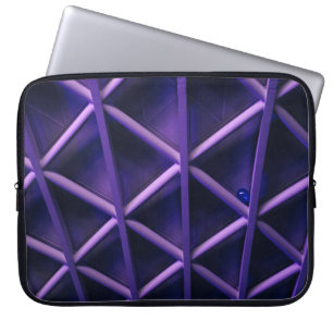 een violet plafond met een doorsnede; een blu laptop sleeve
