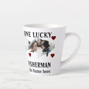 Een visser die een paar visfoto met geluk bijpast latte mok