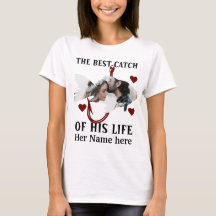 Een visser die een paar visfoto met geluk bijpast