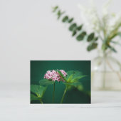 Een vleugje roze in de groene miniprint visitekaartje (Staand voorkant)